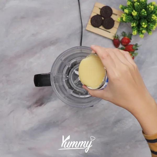 Tuangkan krimer kental manis, cream cheese, dan krim kocok ke dalam blender.