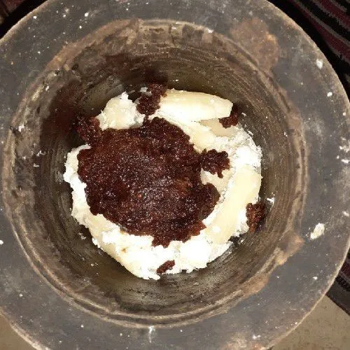 Masukkan ubi, gula merah dan garam, tumbuk dengan menggunakan lumpang.