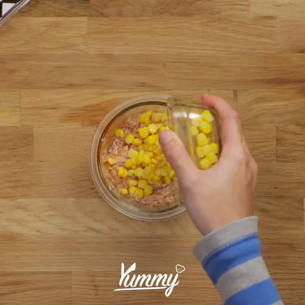 Tambahkan jagung manis ke dalamnya, aduk rata.