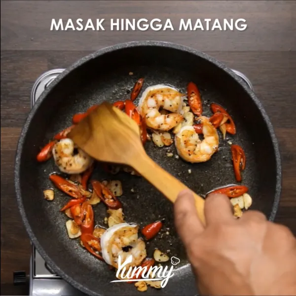 Masukkan udang kembali, baru kemudian masak hingga matang.