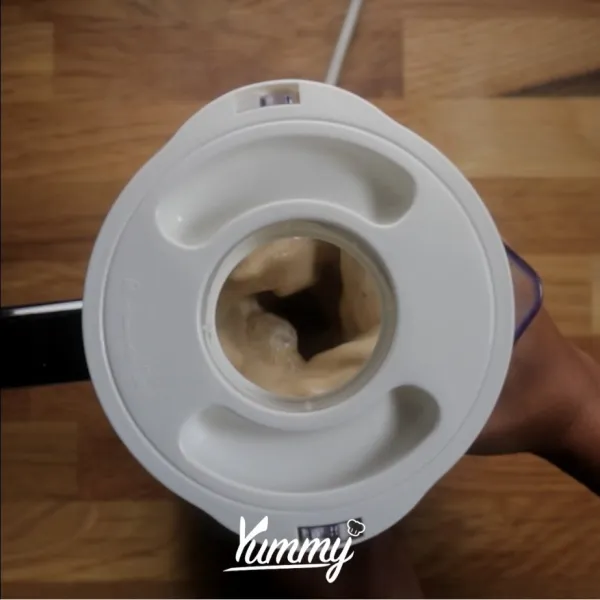 Campurkan 1 bungkus kopi instan, es batu, sirup gula, dan susu cair. Haluskan dengan blender. sisihkan