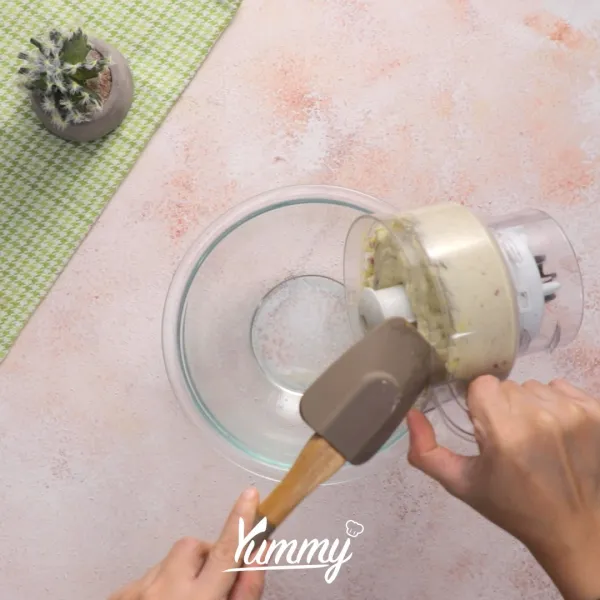 Campurkan tepung tapioka/ sagu tani dengan daun bawang dan adonan udang, uleni dengan tangan hingga kalis.