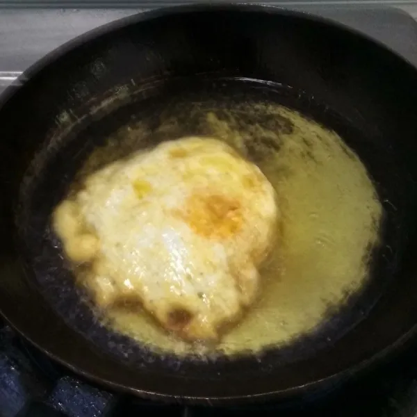 Ceplok telur jika menginginkan untuk di hidangkan bersama nasi goreng chikuwa.