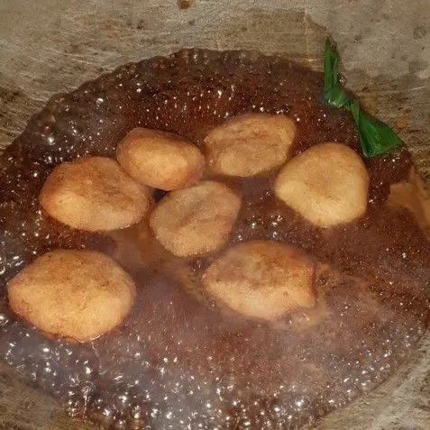 Masukkan kemplang yang sudah digoreng, tunggu hingga air gula merah meresap.