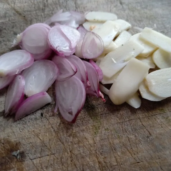 Kemudian siapkan bawang, iris tipis.