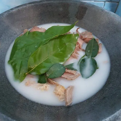 Rebus irisan tipis daging sapi yang telah di ungkep dengan santan cair, daun salam, dan daun jeruk.