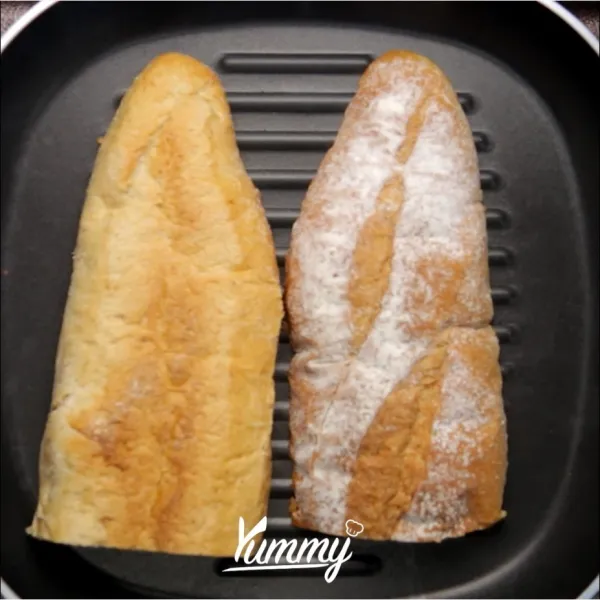 Bagi baguette menjadi dua bagian, olesi dengan mentega. Panggang hingga sedikit coklat. Sisihkan.