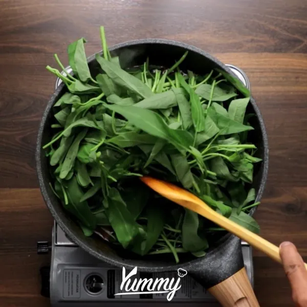 Tambahkan gula, garam dan sambal, masak hingga kuah tinggal sedikit. Tambahkan kecambah dan kangkung ke dalamnya. Masak selama 3 menit.