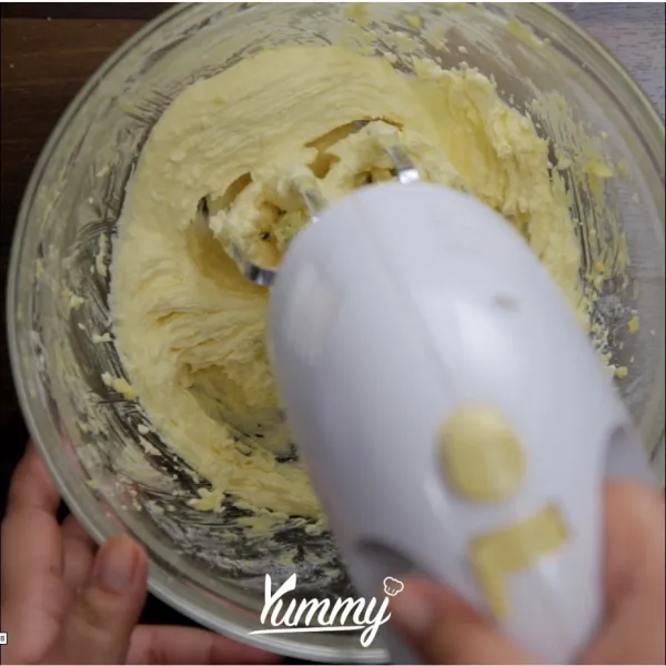 Kocok gula halus dan mentega hingga tercampur rata dan pucat.