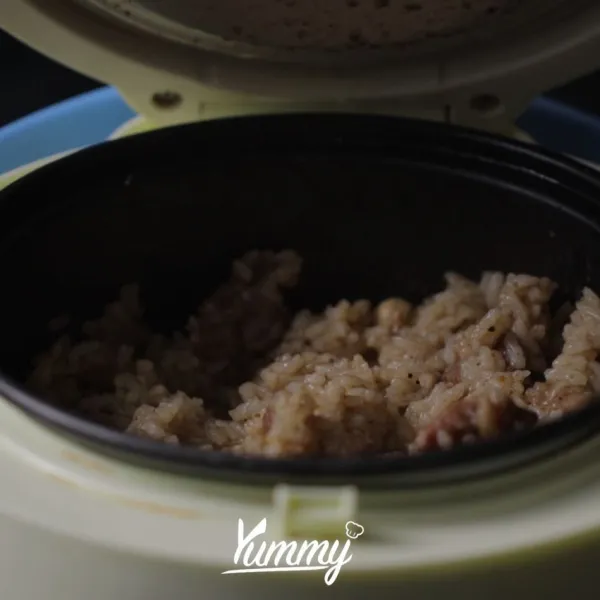 Tutup rice cooker lalu masak nasi dalam rice cooker dan masak hingga matang.