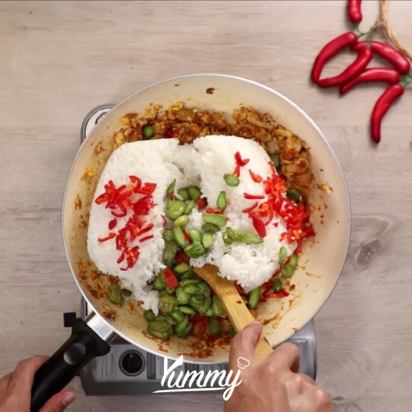 Masukkan nasi, cabe merah, petai dan garam, aduk hingga tercampur rata.