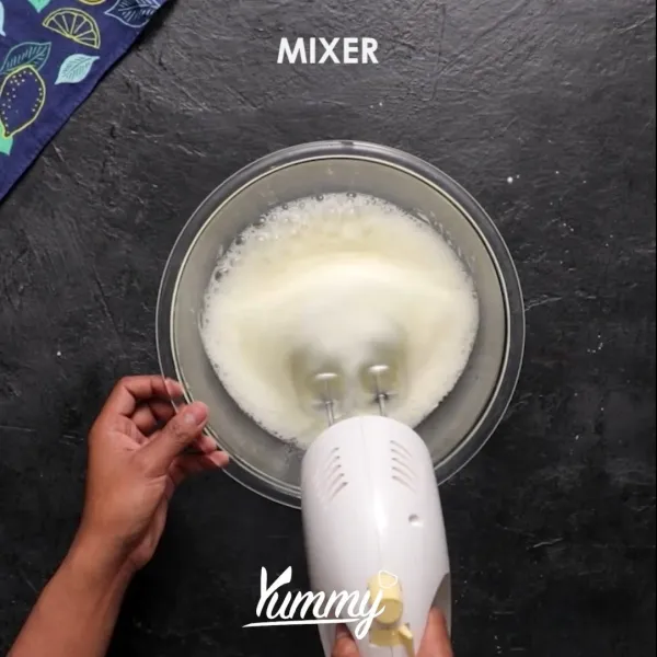 Meringue : campurkan putih telur dan cream of tar-tar dalam satu wadah, lalu mixer dengan kecepatan tinggi hingga berbuih.