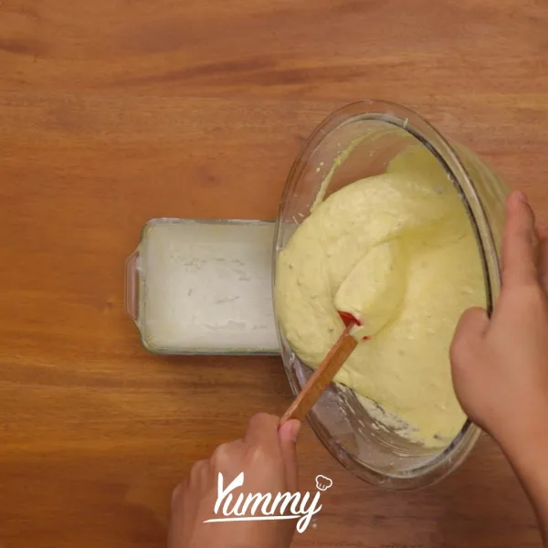 Siapkan loyang, tuang adonan di loyang yang sudah diolesi dengan butter dan tepung, susun pisang diatasnya. Oven dengan suhu 180℃ selama 20 menit hingga matang.