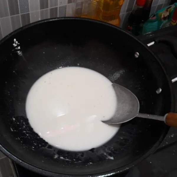 Larutkan sempurna tepung tapioka dengan 500 ml air kemudian masak dengan api kecil sampai tepung menjadi liat dan transparan. Saat memasak bisa ditambahkan air sedikit sedikit jika tepung belum transparan.