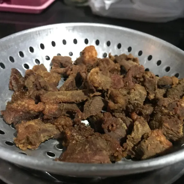 Jika daging sudah kering dan coklat, angkat dan tiriskan.