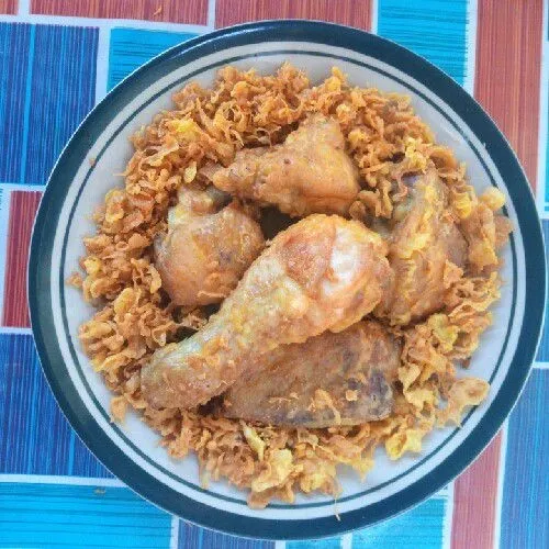 Ayam kremes rempeyek siap untuk disajikan.