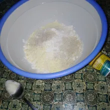 Campur terigu, gula, yeast / ragi, susu bubuk, dan baking powder.