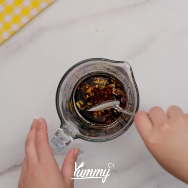 Campur bawang putih, jahe, cabe kering, madu, kecap asin, minyak goreng, aduk rata.