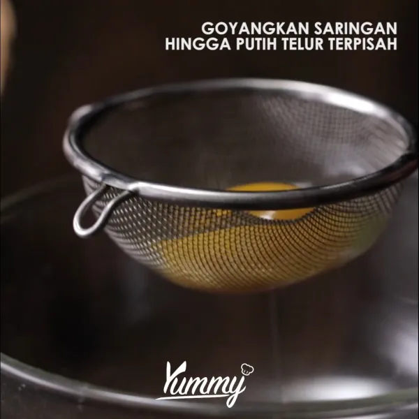 Taruh saringan di atas mangkok. Pecahkan telur di atas saringan kemudian goyang-goyang saringan hingga putih telur terpisah. Tempatkan kuning telur ditempat terpisah.