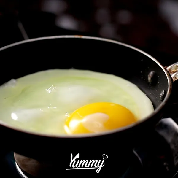 Goreng telur satu persatu menggunakan sedikit minyak agar tidak lengket. Sisihkan.