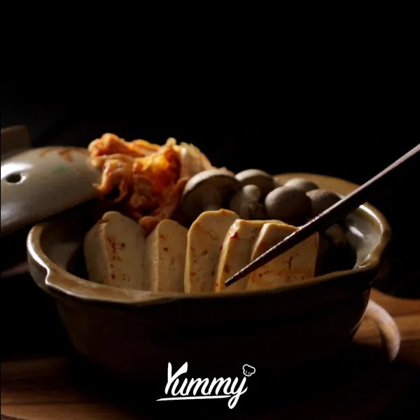Susun kimchi, tahu jamur shimeji, jagung, bawang pre dan wortel di dalam mangkuk tanah liat atau hot bowl.