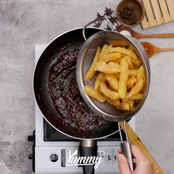 Masukkan kentang yang sudah digoreng hingga crispy, aduk hingga tercampur rata. Sajikan dengan taburan daun bawang.