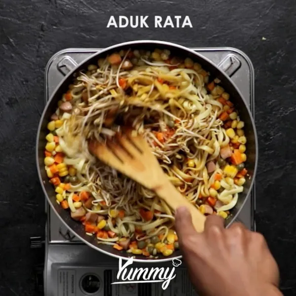 Masak hingga kecap meresap dalam mie dan sayuran dan tercampur rata.