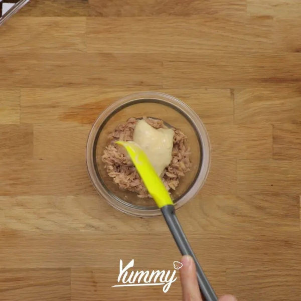 Campurkan tuna kaleng dengan mayonnaise dan saus sambal. Aduk rata, koreksi rasa.