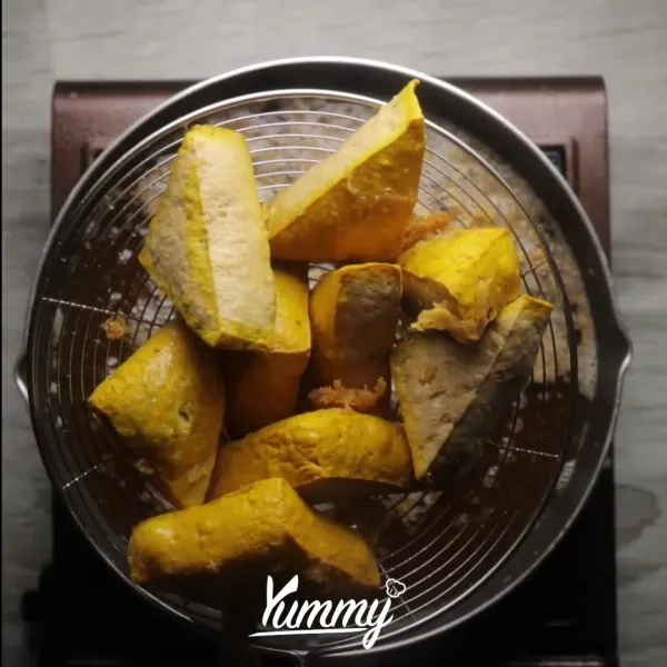 Angkat tahu dan kremesan. Sajikan dengan sambal.