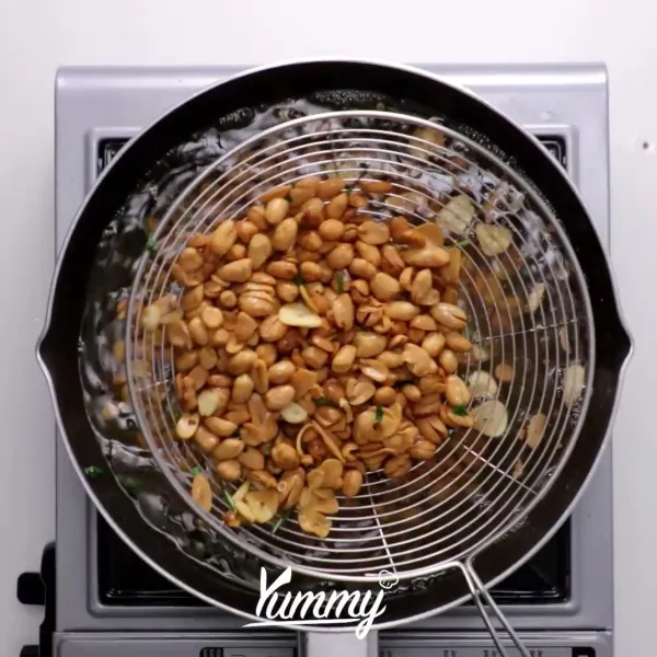 Angkat kacang setelah kacang berwarna kekuningan karena proses masak akan terus berlanjut. Jika diangkat dalam keadaan kacang kecoklatan kacang akan terlihat gosong.