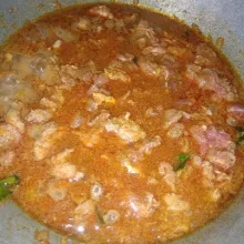 Tumis semua bumbu hingga harum, kemudian masukkan air asam jawa aduk-aduk agar bumbu merata. Setelah air bumbu mendidih masukkan daging, aduk-aduk lagi lalu tambahkan air secukupnya. Tutup biarkan daging empuk dan meresap.