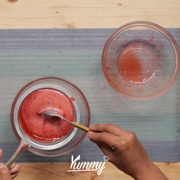 Haluskan strawberry dengan menggunakan blender hingga halus lalu saring agar tidak ada gumpalan. Tambahkan ke dalamnya gula, air lemon dan lemon zest lalu aduk hingga tercampur rata.