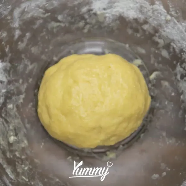 Tambahkan margarin kedalam adonan, aduk rata lagi hingga kalis. Diamkan hingga mengembang. Pipihkan adonan lalu isi dengan coklat strawberry.