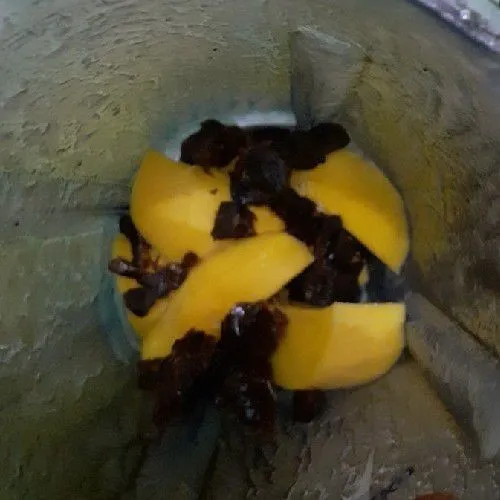 Potong mangga dan kurma.