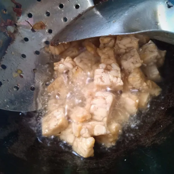 Potong dadu tahu dan tempe, kemudian goreng hingga agak kecoklatan, tiriskan.