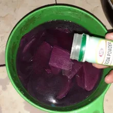 Rendam irisan ubi di dalam air, masukkan soda powder agar keripik renyah.