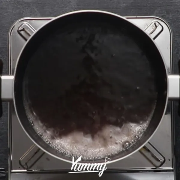 Campurkan gula, air dan kayu manis dalam panci. Masak hingga mendidih.