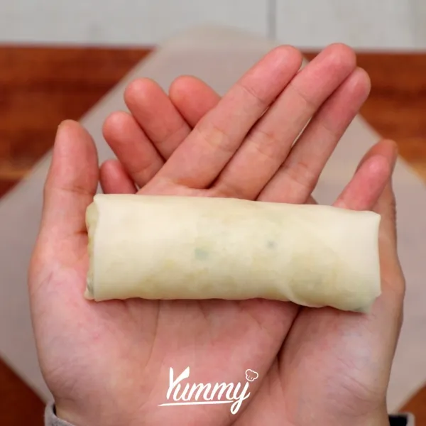 Ambil kulit lumpia, isi dengan 2 sendok munjung bihun goreng, kemudian gulung dan rekatkan dengan putih telur.