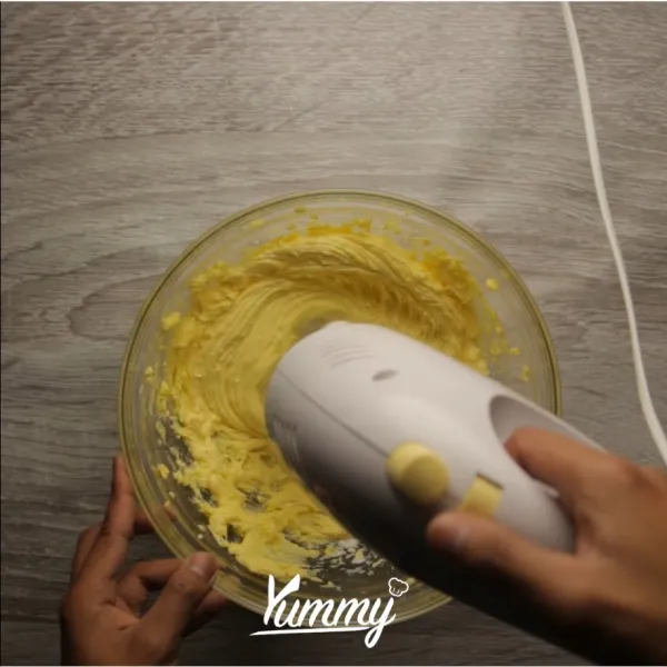 Campurkan mentega dan gula dalam satu wadah, kocok hingga tercampur rata dan warnanya pucat.