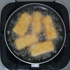 Goreng nugget dalam minyak panas dengan api sedang, sampai berwarna kuning keemasan.
