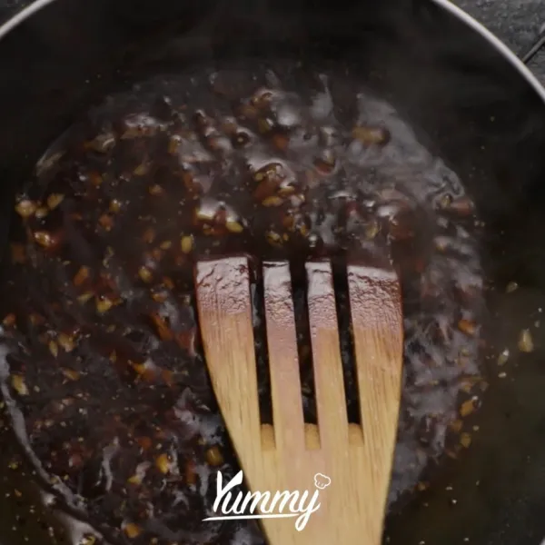 Campurkan saus tiram, gula, kecap asin, madu, minyak wijen dan bawan putih halus. Tambahkan 2 sdm air hangat. Sisihkan