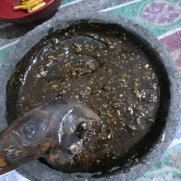 Tambahkan kecap pada bumbu yang di ulek.