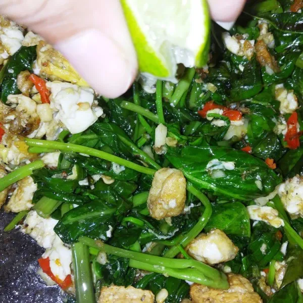 Matikan api kemudian berikan perasaan jeruk nipis pada masakan.