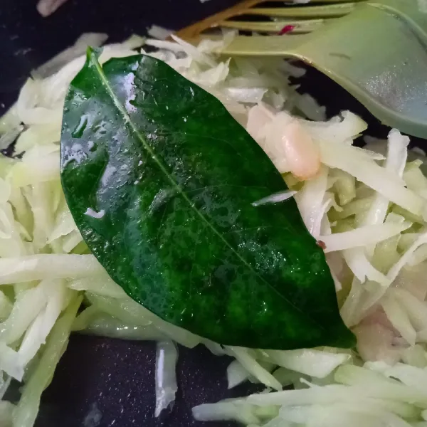 Tambahkan daun salam, aduk rata hingga harum.