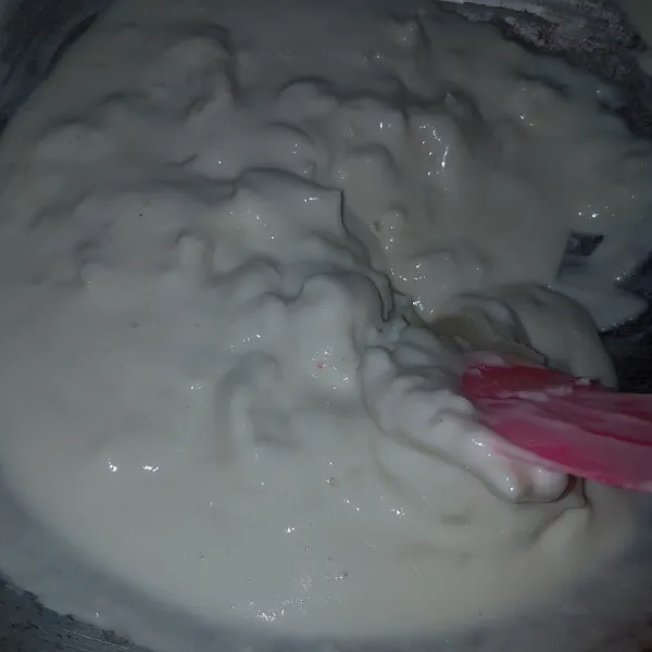 Pindahkan larutan terigu tadi ke wajan, masak dengan api sedang sambil terus diaduk.