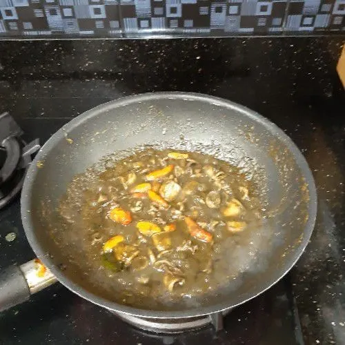 Masukan 10 buah cabai rawit, lalu masak hingga kuah menyusut dan warna sudah menjadi hitam pekat. Matikan kompor. Sajikan.