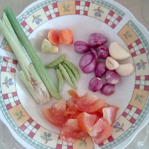 Bawang merah, bawang putih, cabai rawit, jahe dan kunyit dihaluskan. Sereh digeprek dan tomat iris tipis.