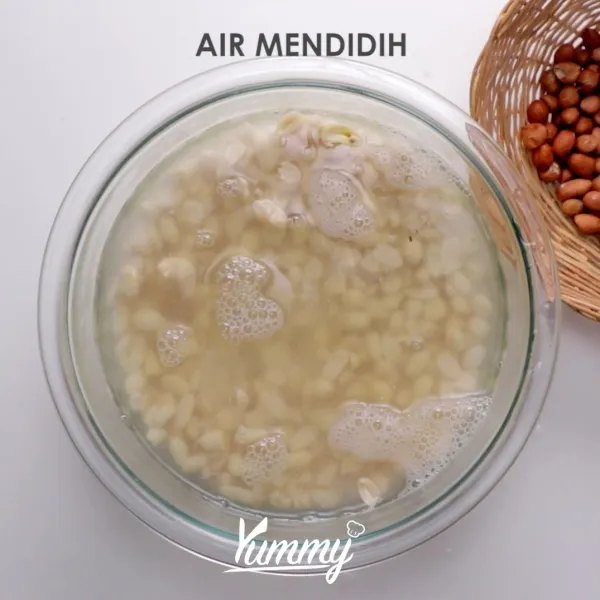 Siram kacang tanah dengan air mendidih. Diamkan selama 30 menit agar kacang mekar. Tiriskan.