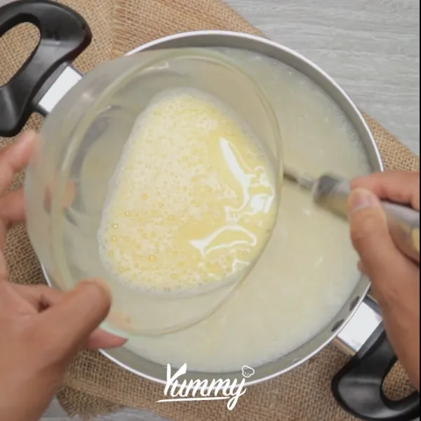 Tambahkan kocokan kuning telur kedalam susu hangat secara perlahan (sambil di aduk).