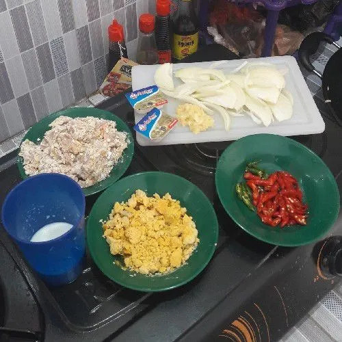 Siapkan bahan. Marinasi ayam dengan jeruk, oregano, garam dan lada selama 15 s/d 20 menit.